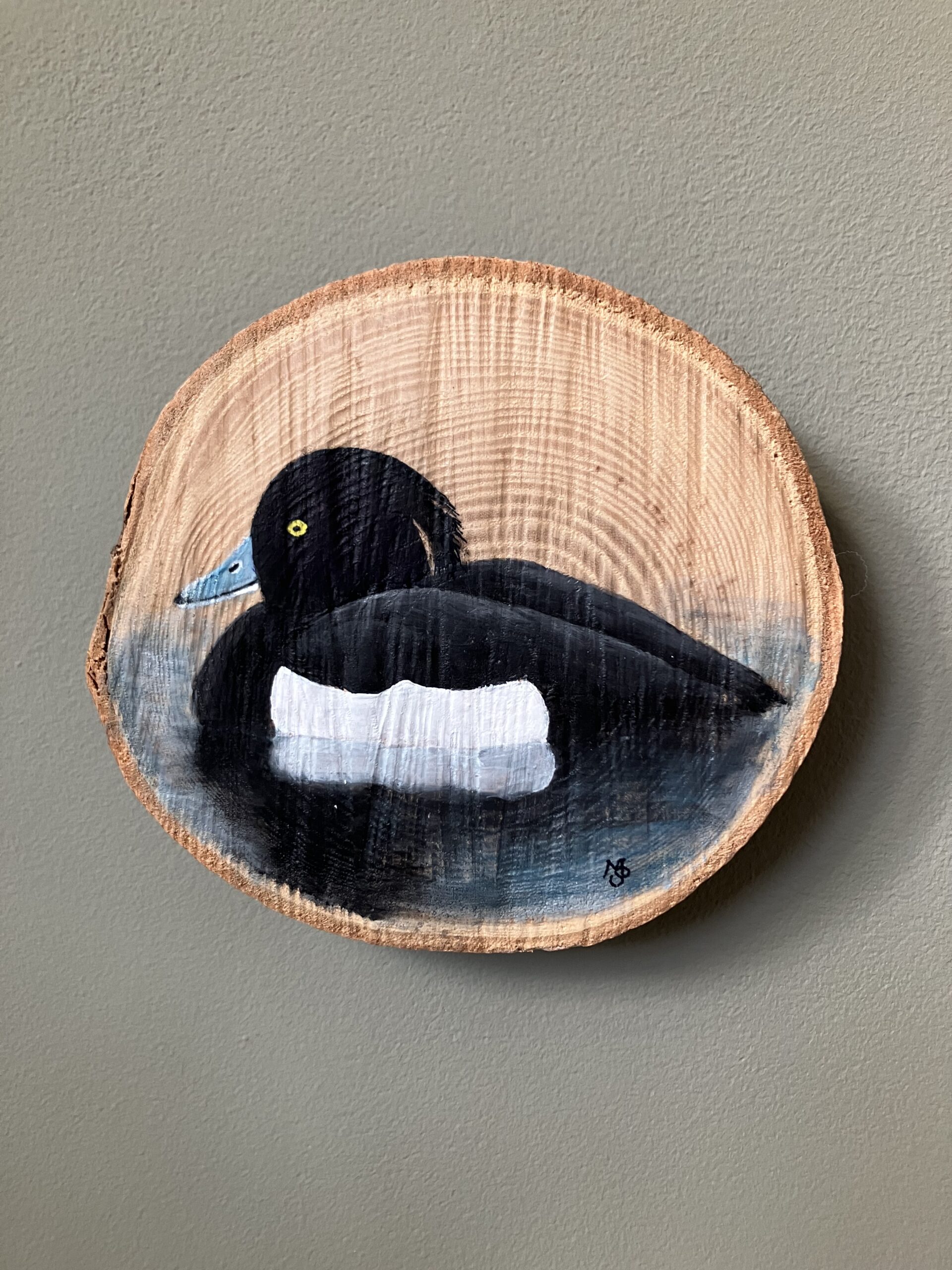 Houtschijf Kuifeend (Ø 14 cm). Kan worden opgehangen of neergezet. Prijs 14,95.
